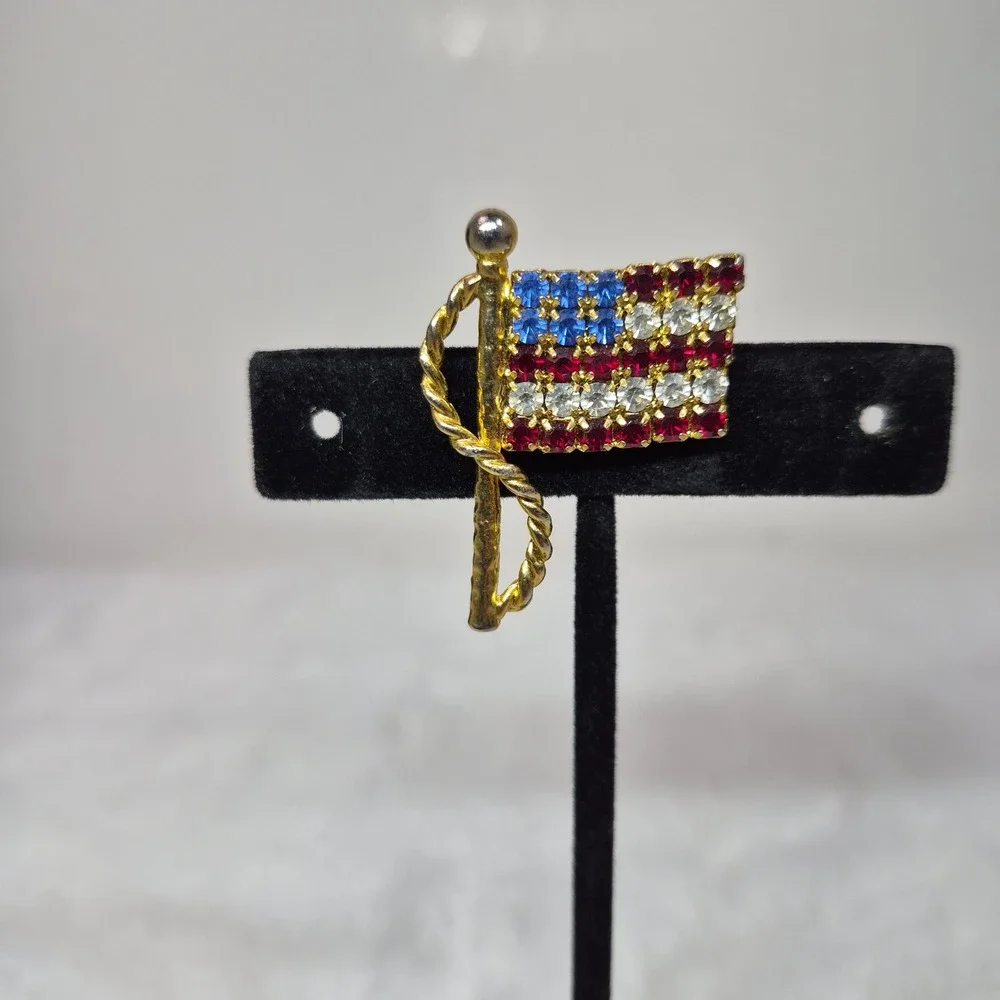 Vintage‎ American Flag Brooch Gold Tone Red White Blue Rhinestone Patriotic Pin